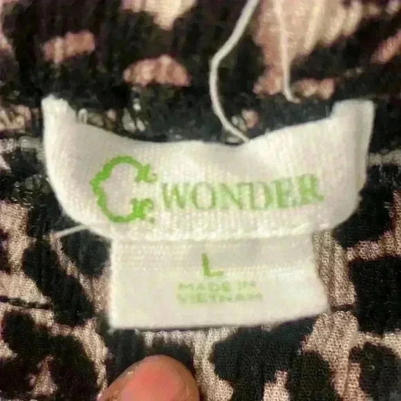 C. Wonder Safari Leopard Print
Flowy Cabana Shorts Women's size
Large - Picture 4 of 9